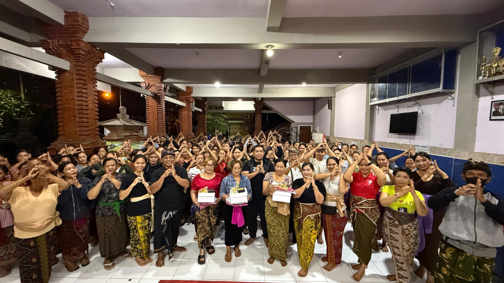 Penutupan Pelatihan Tari Wali PKK Banjar Bersih Disertai Penyerahan Pakaian Pelatihan kepada Peserta